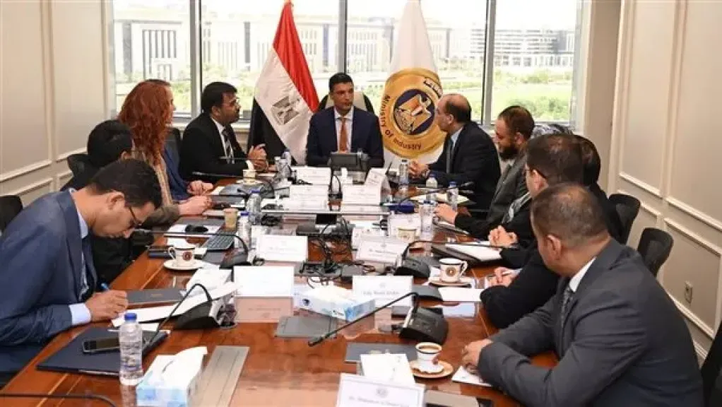 وزير الصناعة يبحث خطط إقامة مشروع لإنتاج الحراريات المتكاملة للصناعات الثقيلة في مصر