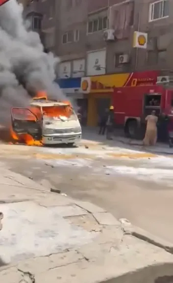 اشتعال حريق بسيارة ميكروباص بأحد شوارع الوراق
