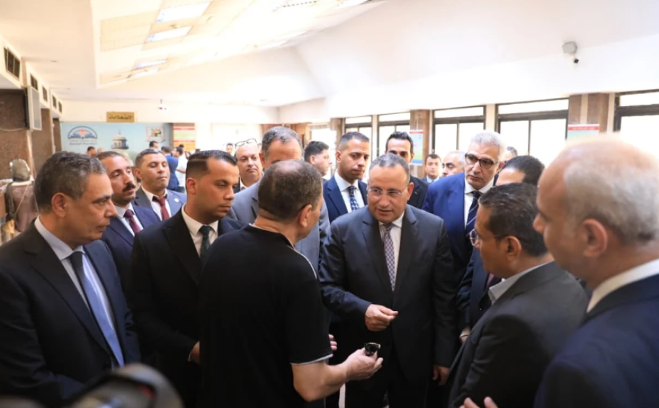 وزير التعليم العالي يتفقد مكتب التنسيق الرئيسي بجامعة القاهرة