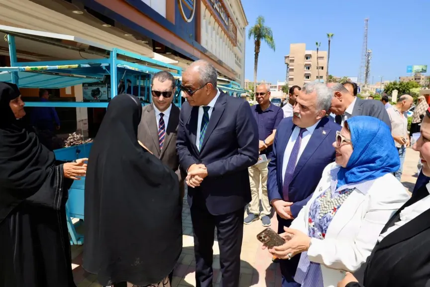 محافظ كفر الشيخ يشهد تسليم عربات ومعدات حديثة لتجهيز الأسماك