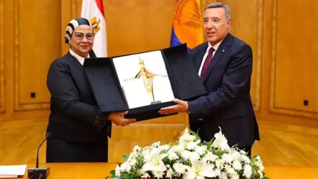 رئيس المحكمة الدستورية يطالب بأهمية تمكين وترسيخ حقوق المرأه في الدستور