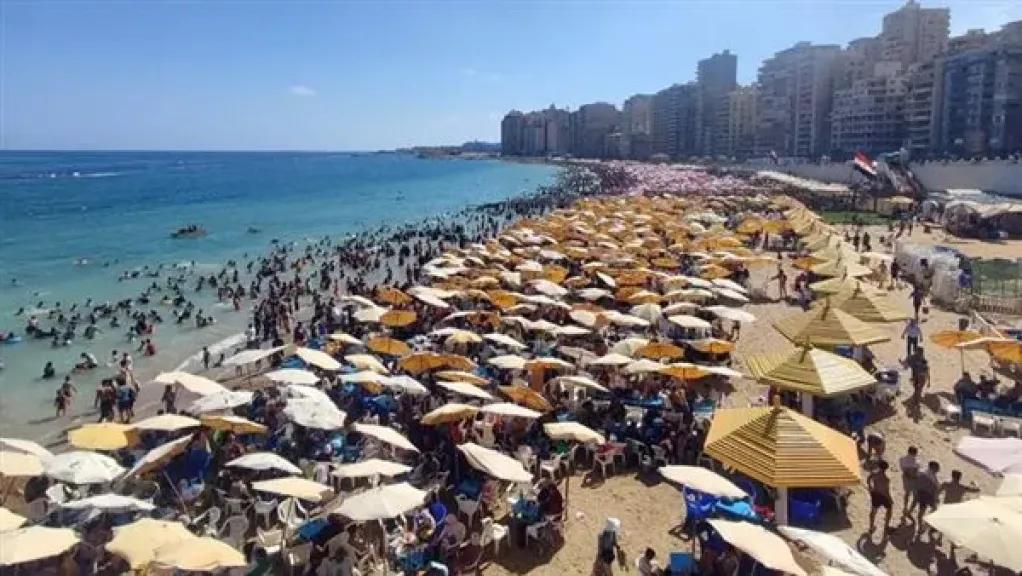إقبال كبير على شواطئ الإسكندرية في عطلة نهاية الأسبوع