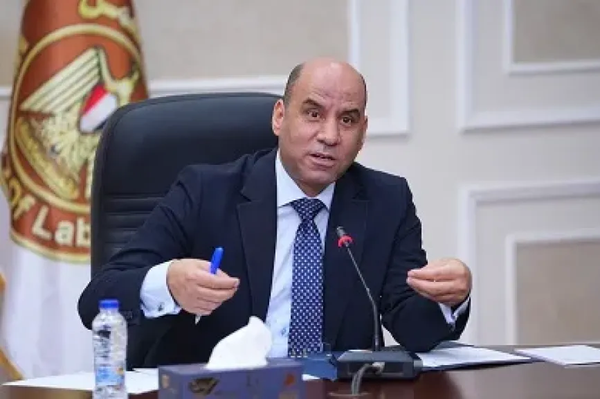 وزير العمل يتابع حادث انقلاب سيارة تقل عمالًا بالجيزة ويوجه بسرعة حصر بيانات الضحايا للدعم والرعاية