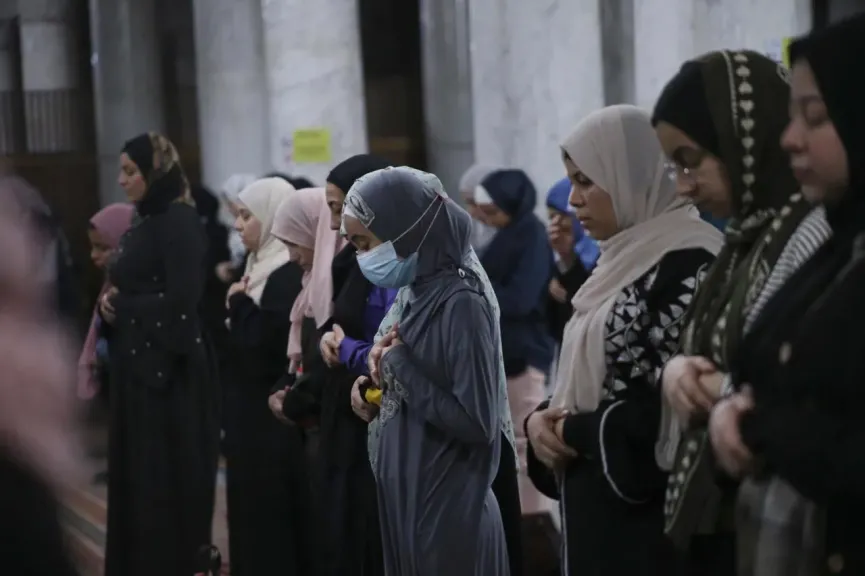 صلاة المرأة في الأماكن العامة بحضرة الرجال.. الأزهر والإفتاء يحسمان الجدل