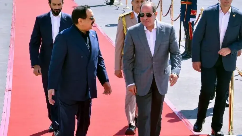 السيسي يودع ملك البحرين بمطار العلمين في ختام زيارته إلى مصر