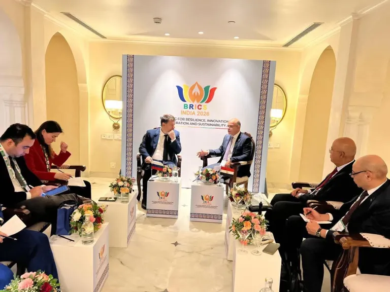 وزير الاستثمار يبحث مع نائب وزير التنمية الاقتصادية الروسي تعزيز التجارة والاستثمارات المشتركة