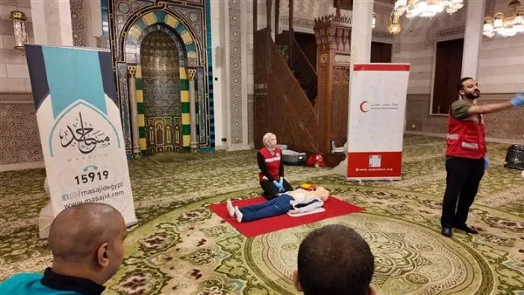 الهلال الأحمر ينظم تدريبا لفريق تشغيل مسجد السيدة نفيسة على الإسعافات الأولية