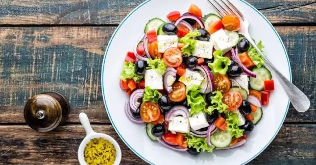 طريقة عمل السلطة اليونانية.. وصفة منعشة بطعم البحر المتوسط