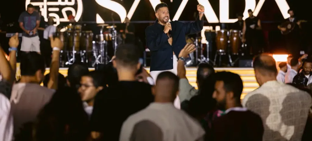 محمد حماقي يشعل رأس الحكمة وسط حضور جماهيري كثيف