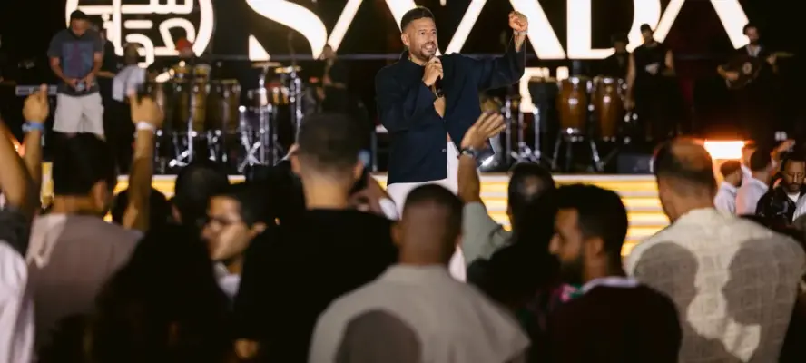 محمد حماقي يشعل رأس الحكمة وسط حضور جماهيري كثيف