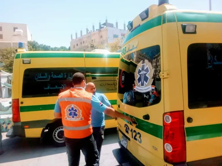مصرع شخصين وإصابة 6 آخرين إثر تصادم سيارتين بالساحل الشمالي
