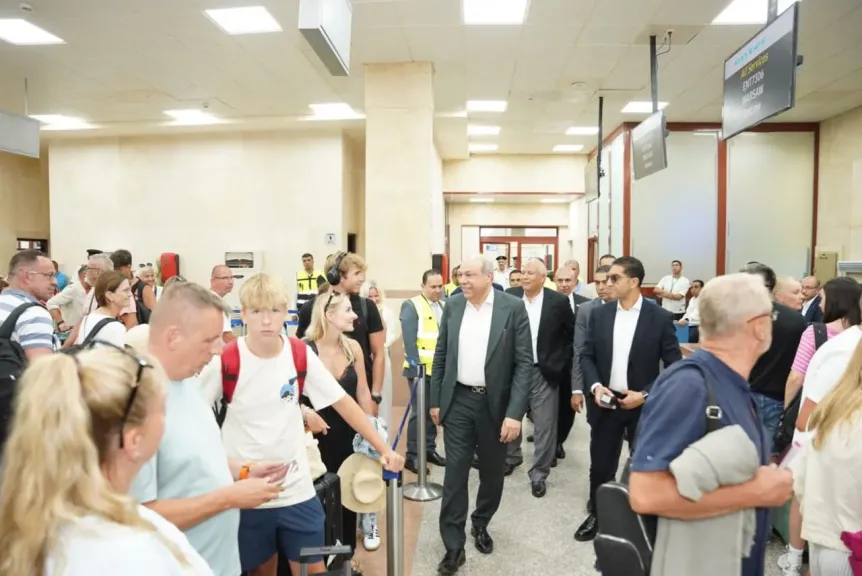 وزير الطيران المدني يبحث مع محافظ مطروح والقطاع السياحي سبل تنمية الحركة الجوية الوافدة