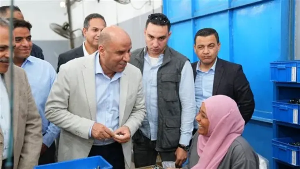 وزير العمل في إحدى القلاع الصناعية بالعاشر من رمضان لفتح آفاق جديدة لفرص العمل وتشجيع الاستثمار