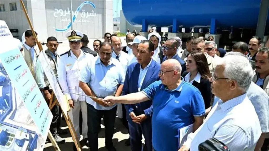 رئيس الوزراء يتفقد مجمع محطات تحلية مياه البحر بالرميلة
