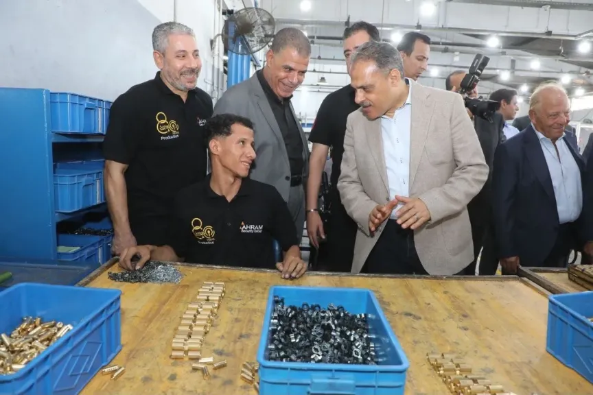 وزير العمل ومحافظ الشرقية يتفقدان «الأهرام لنظم الأمان» بالعاشر.. صور