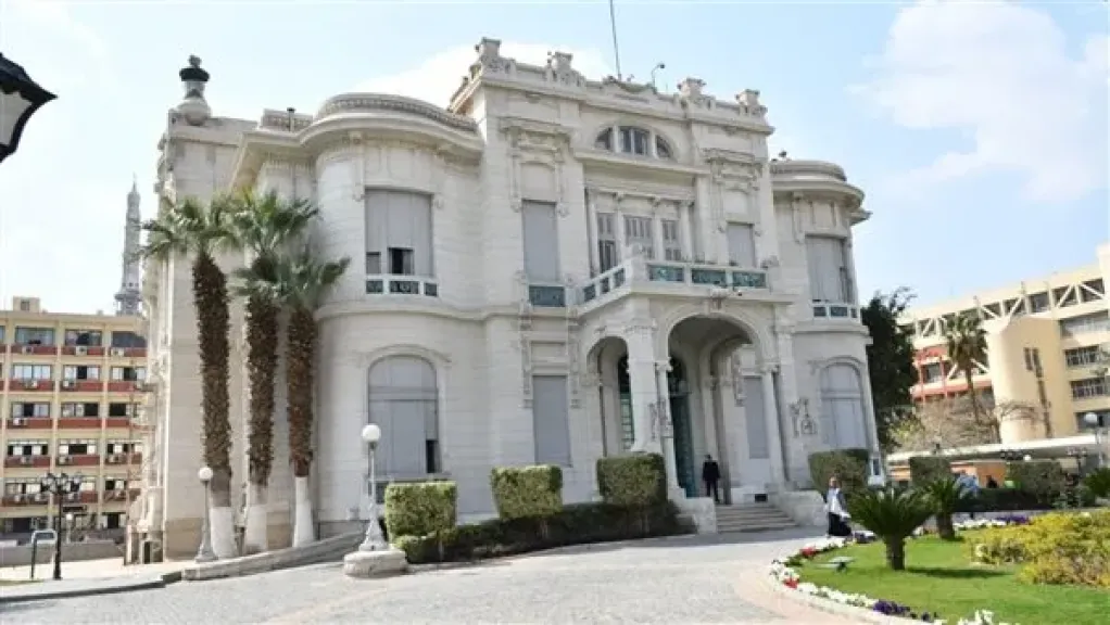 جامعة عين شمس تحذر من منشورات على فيسبوك تروج لـ منح دراسية