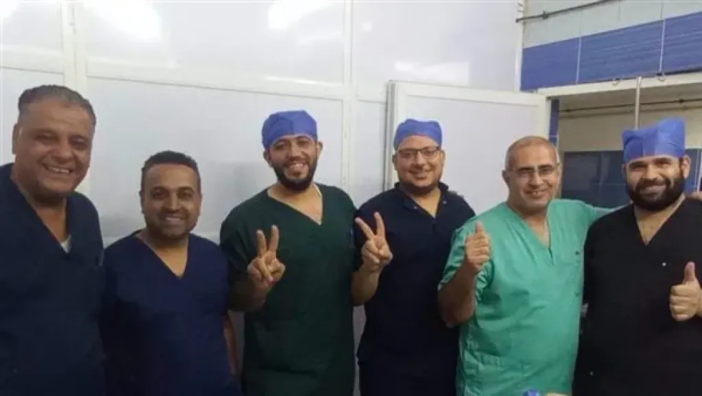 إنقاذ مسن يعاني من فتق إربي مختنق معقد رغم تاريخه المرضي