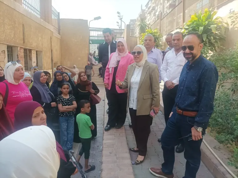 مديرة التعليم بالقاهرة تتابع اختبارات الطلاب الجدد بمدرسة أبو بكر الصديق الرياضية