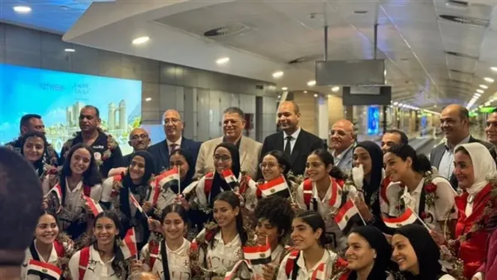 مطار القاهرة يستقبل بطلات العالم.. ناشئات اليد يكتبن إنجازًا تاريخيًا باحتلال المركز الرابع عالميًا