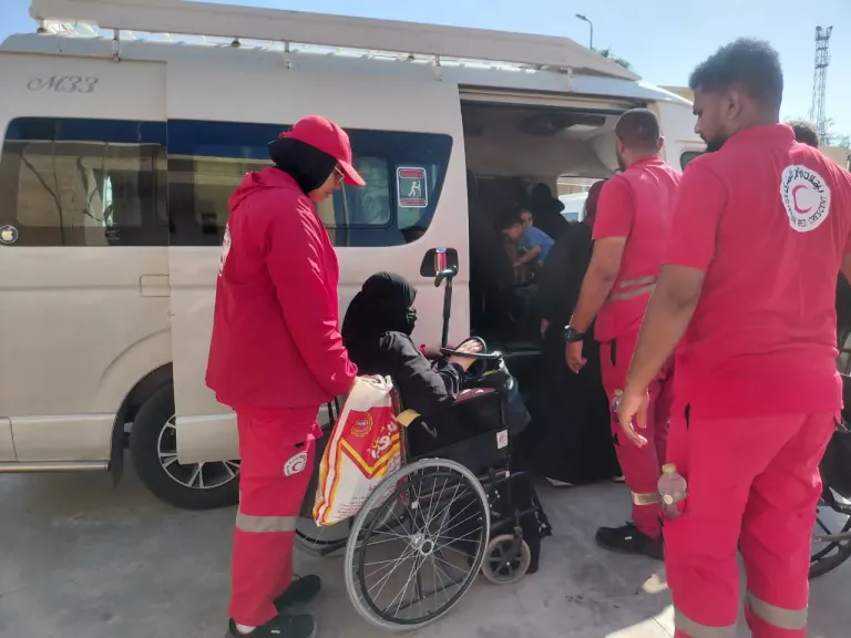الهلال الأحمر المصري يستقبل الدفعة الـ73 من الجرحى والمرضى الفلسطينيين بمعبر رفح