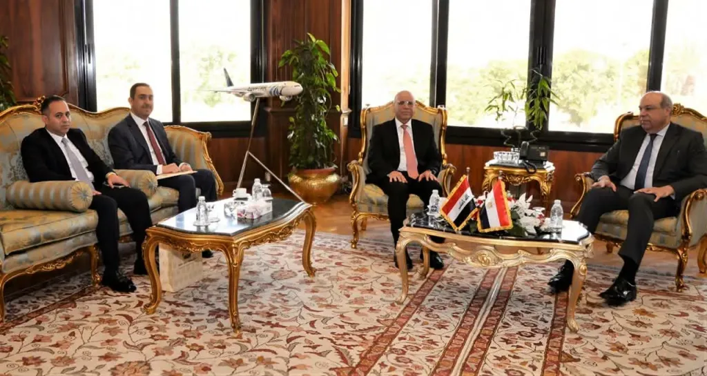 وزير الطيران المدني يبحث مع سفير العراق بالقاهرة تبادل الخبرات بين البلدين في مختلف المجالات