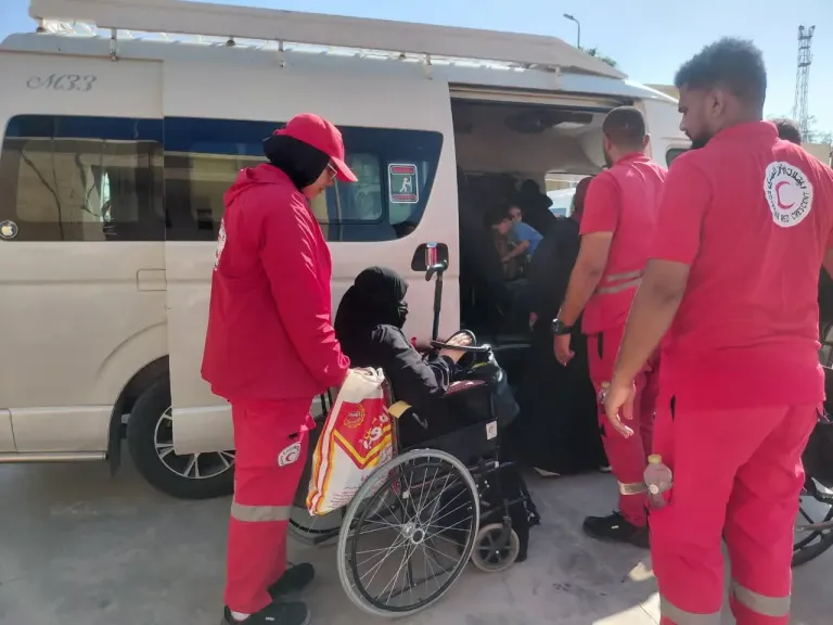 فرق الهلال الأحمر المصري تستقبل الدفعة الـ78 من الجرحى والمرضى الفلسطينيين بمعبر رفح