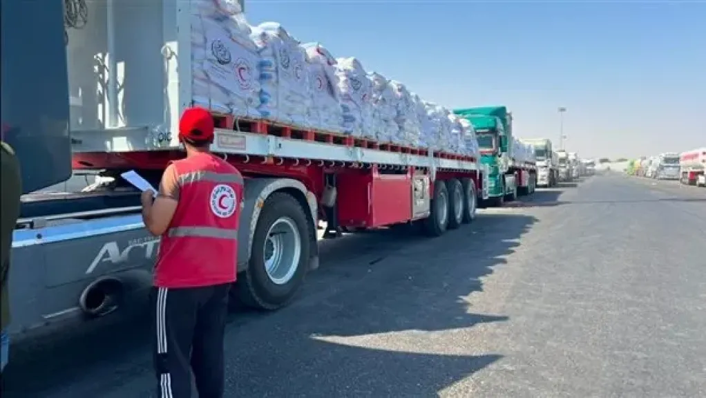 الهلال الأحمر المصري يطلق قافلة «زاد العزة» الـ 255 إلى غزة