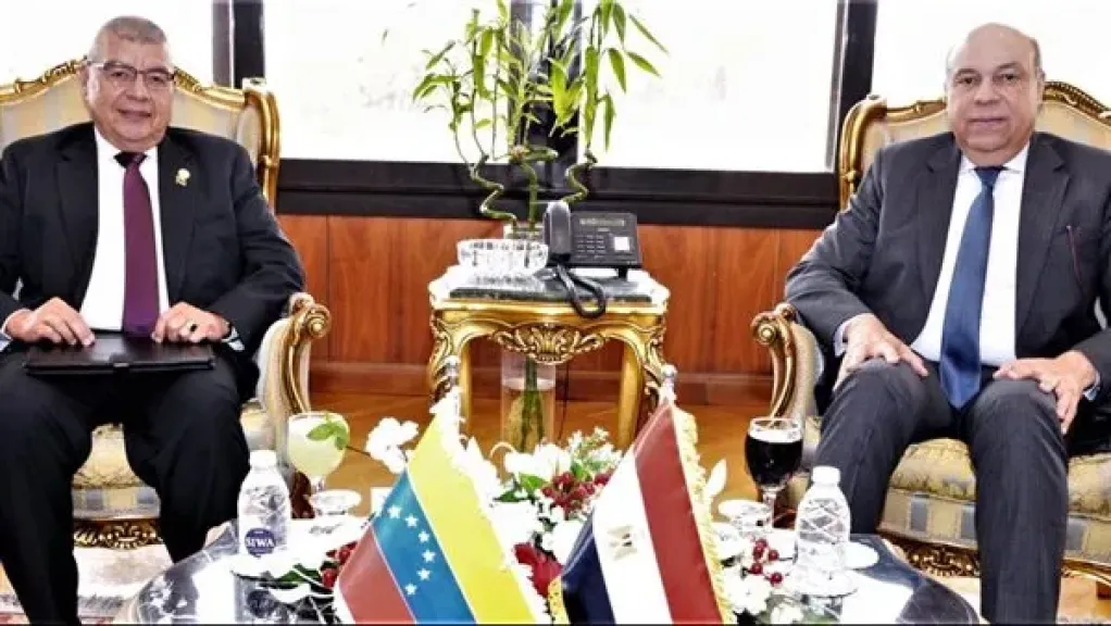 وزير الطيران المدني يبحث مع سفير فنزويلا بالقاهرة آفاق التعاون