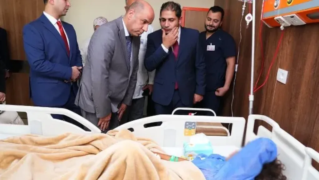 وزير العمل يتفقد مصابي حادث عمال الدواويس بالإسماعيلية