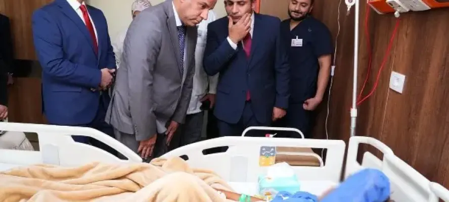 وزير العمل يتفقد مصابي حادث عمال الدواويس بالإسماعيلية