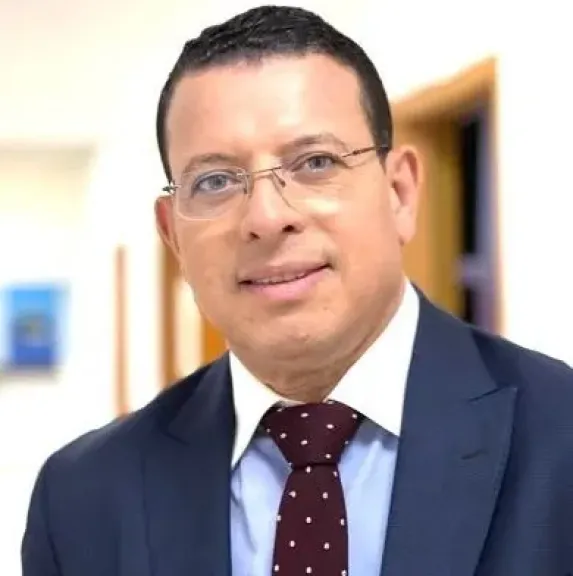 الإعلامي عمرو عبد الحميد يفاجأ بـ14 خطا مسجلا باسمه مع شركة واحدة: عمري ما تعاملت معاهم!!