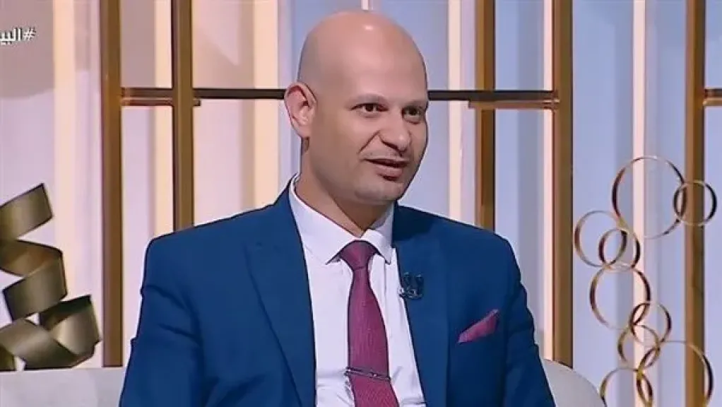 ”احنا مع بعض بس لوحدنا”.. أستاذ علم اجتماع يفسر عزلة الأسرة في زمن السوشيال