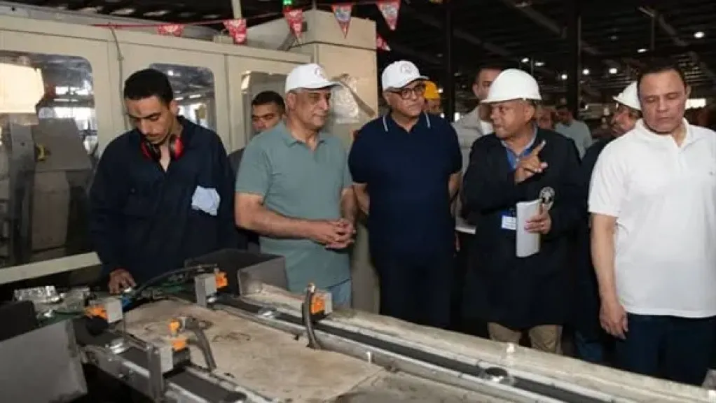 وزير الدولة للإنتاج الحربي يتفقد خطوط الإنتاج بشركة أبي قير للصناعات الهندسية