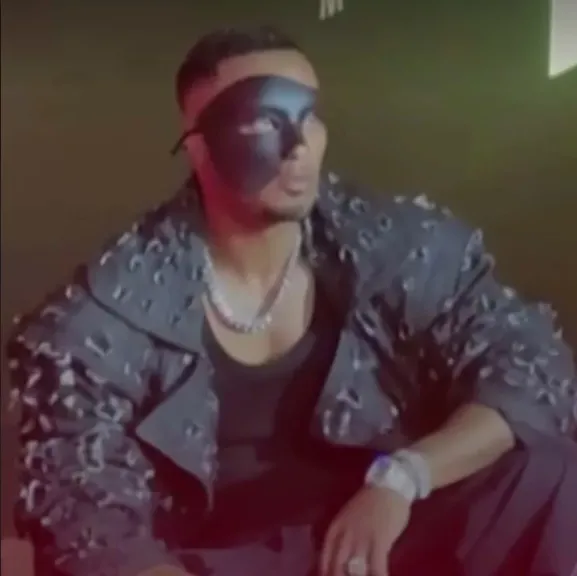 محمد رمضان يفاجئ جمهوره بقناع أسود خلال حفله في الساحل الشمالي