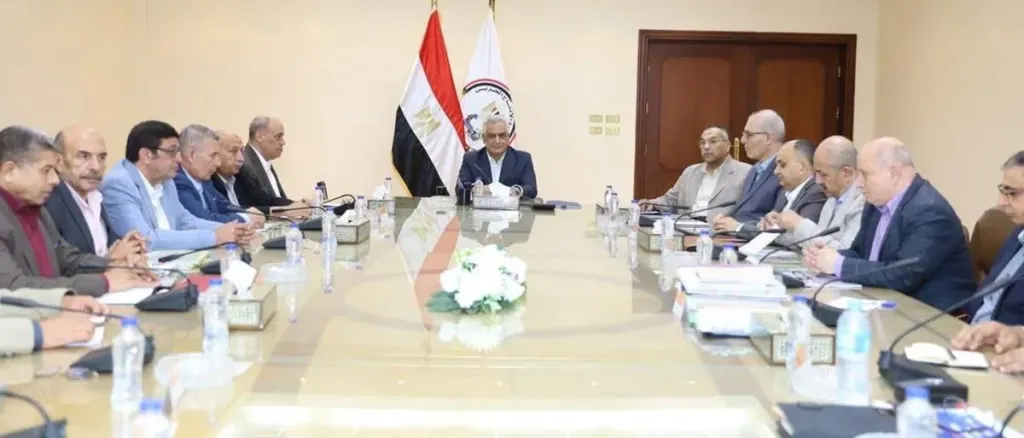 وزير الإنتاج الحربي يبحث مستجدات الإنتاج وخطط تطوير الشركات التابعة