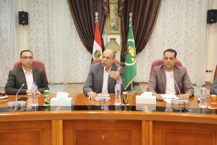 محافظ المنيا يناقش مع النواب والصحفيين مطالب المواطنين وملفات التنمية