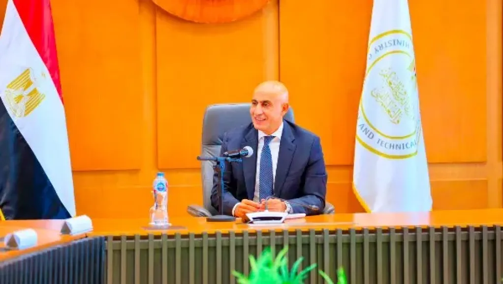 وزير التعليم يعقد اجتماعاً عاجلاً لمناقشة استعدادات العام الدراسي الجديد