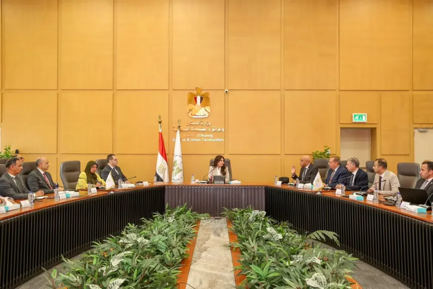 وزيرة الإسكان تلتقي مسؤولي «مواصلات مدن مصر» لبحث تطوير منظومة النقل الجماعي بالمدن الجديدة