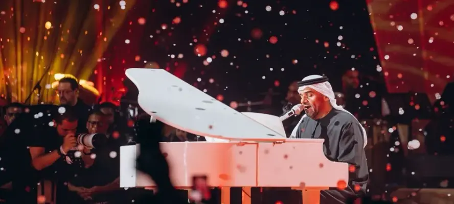 حسين الجسمي يخطف قلوب الجمهور ويعزف على البيانو في حفله بالساحل الشمالي