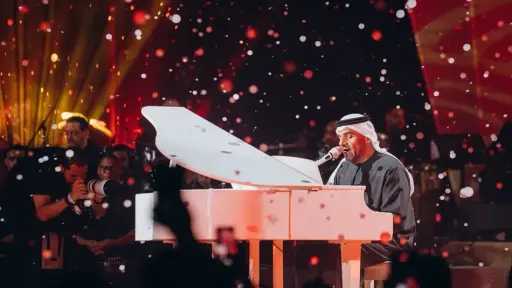 حسين الجسمي يخطف قلوب الجمهور ويعزف على البيانو في حفله بالساحل الشمالي