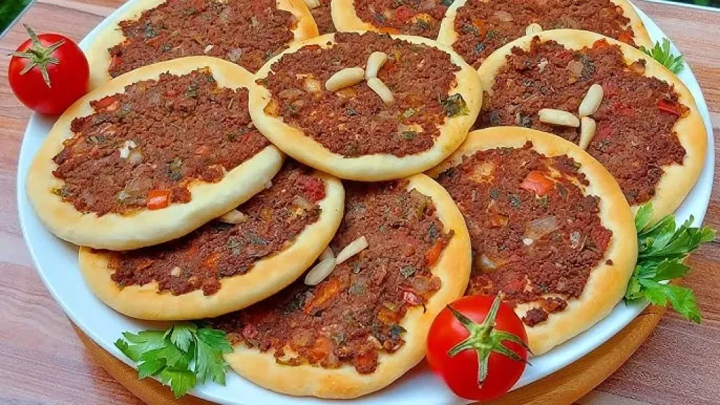 صفيحة اللحم بالصنوبر على الطريقة الشامية
