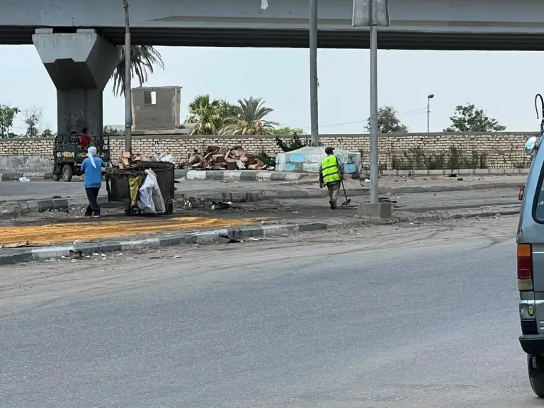 بعد انقلاب «تريلا الزيت».. إزالة آثار الحادث من مدخل الإسماعيلية