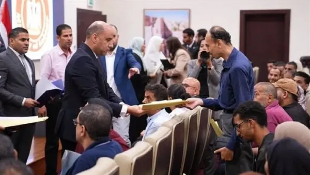 وزير العمل يُسلم عقودًا جديدة لذوي الهمم في 3 شركات ويشهد توقيع بروتوكول تعاون مع ”فودافون”