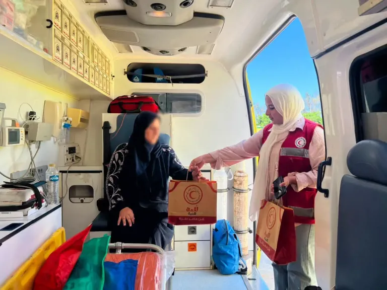 الهلال الأحمر المصري يستقبل الدفعة 76 من الجرحى والمرضى الفلسطينيين عبر معبر رفح