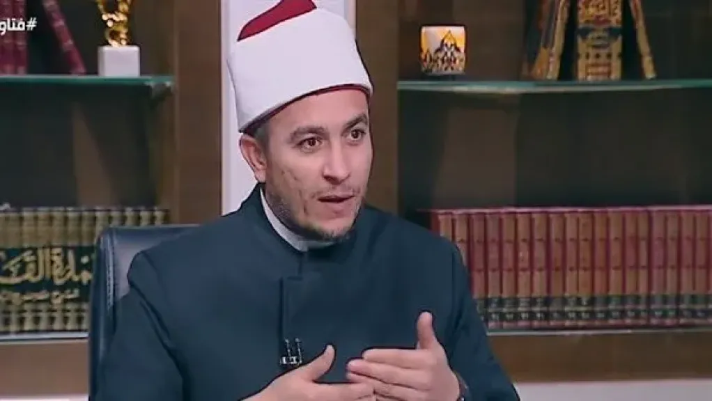 هل يجوز قراءة القرآن من الهاتف أثناء الصلاة النافلة؟.. أمين الفتوى يجيب