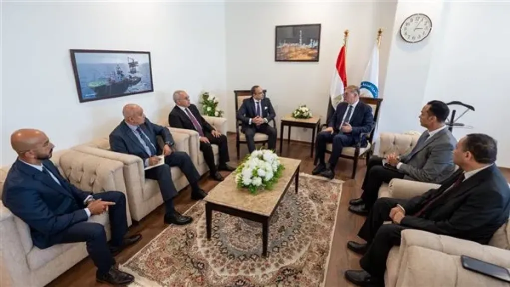 وزير البترول يبحث مع «هاليبرتون» استخدام الحفر الأفقي والتكسير الهيدروليكي لزيادة الإنتاج