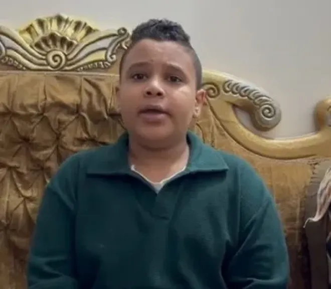 بعد انتشار فيديو له مع السياح.. الطفل حسين يكشف سر إتقانه أساسيات 15 لغة: بحفظ 5 جمل كل يوم.. وبسمع بودكاست