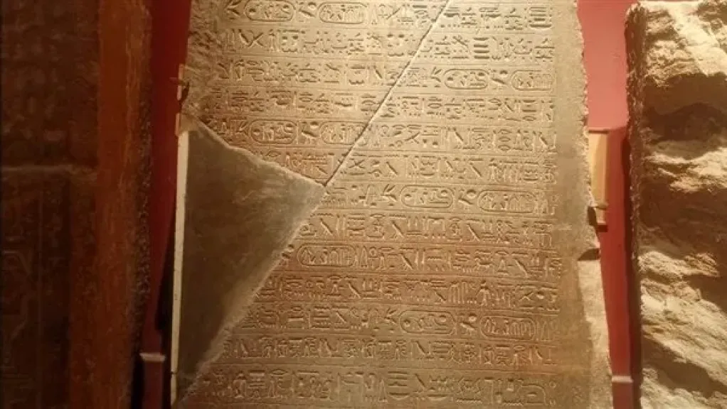 انتهاء أعمال ترميم لوحة للملك رمسيس الثاني بالمتحف المصري بالتحرير