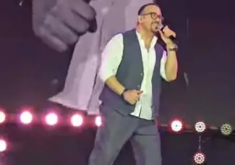 هشام عباس يشعل حماس جمهور حفل «ليلة التسعينيات» بأغنيتي «حبتها» و«السهر والانبساط»