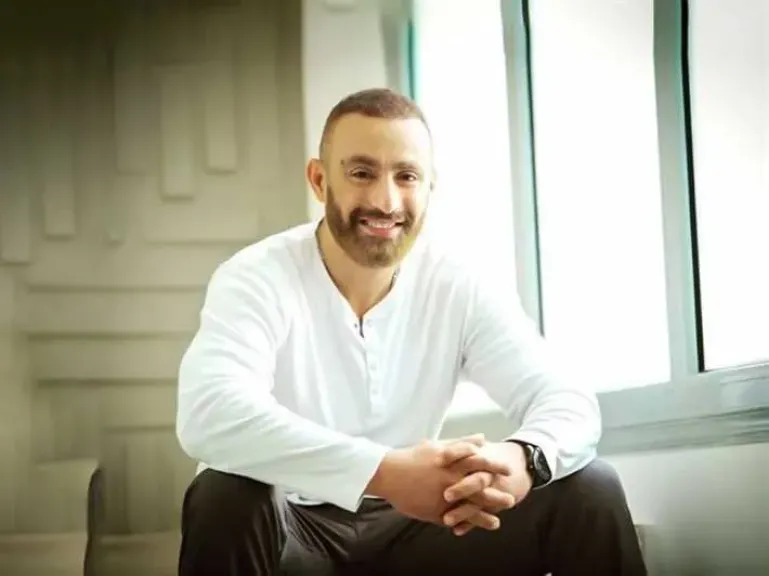 أحمد السقا عن مدى كفاية 10 مليون جنيه سنويًا للفنان: لو عايش بطولي هيكفوني ويفيضوا كمان